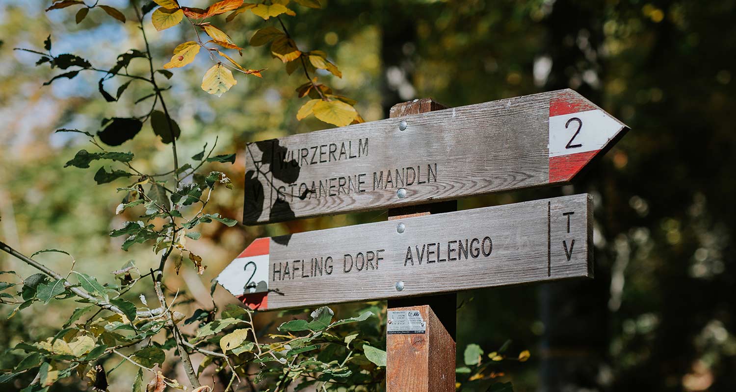 Cartello indicatore per la malga Wurzeralm